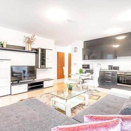 Modern Apartment With Free Garage And Balcony In The Downtown Boedapest Buitenkant foto