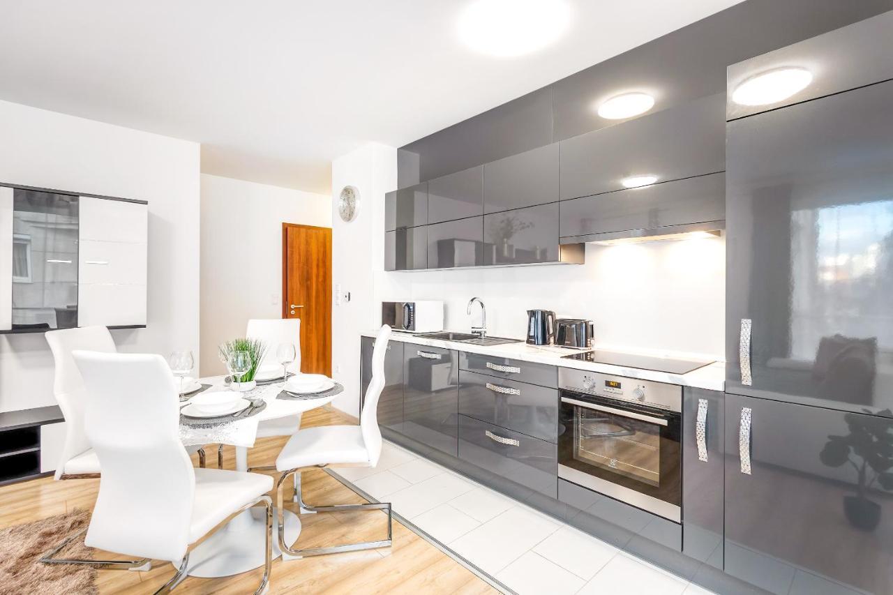 Modern Apartment With Free Garage And Balcony In The Downtown Boedapest Buitenkant foto