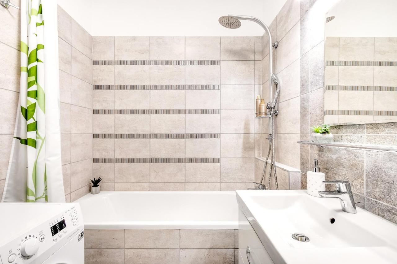 Modern Apartment With Free Garage And Balcony In The Downtown Boedapest Buitenkant foto