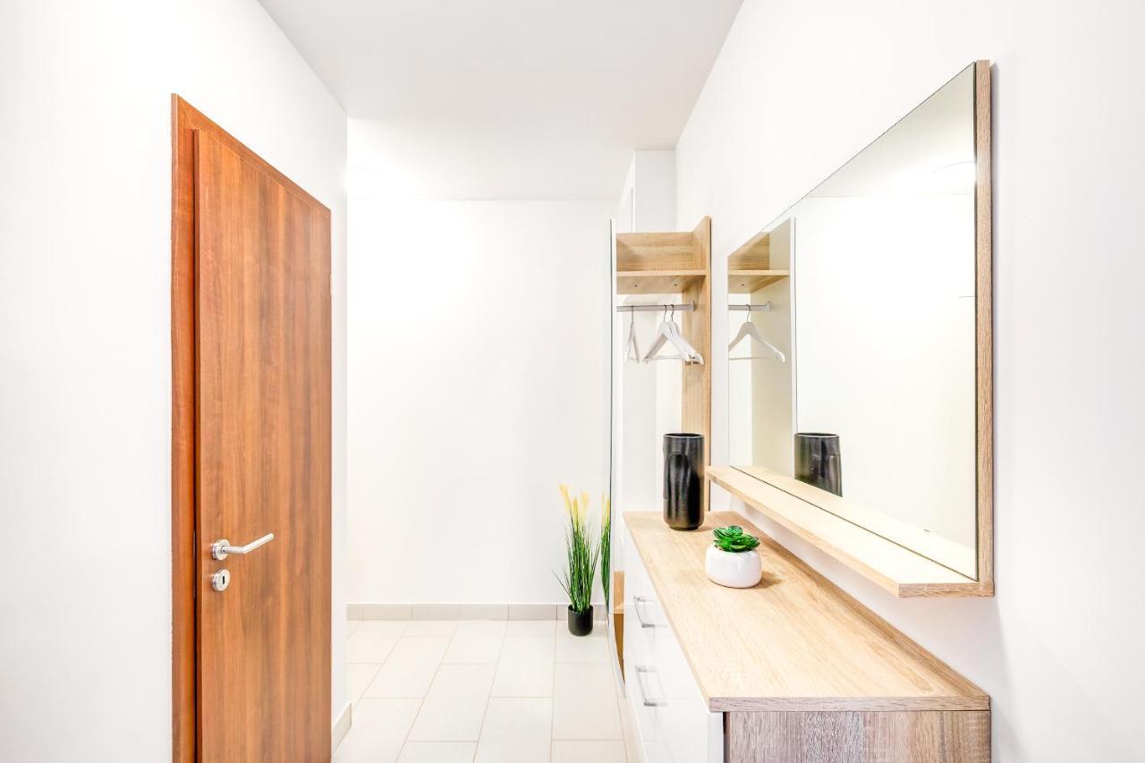 Modern Apartment With Free Garage And Balcony In The Downtown Boedapest Buitenkant foto