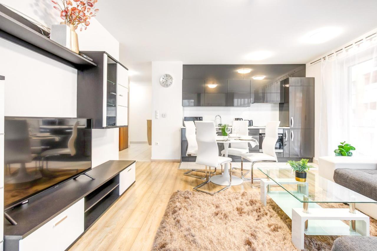 Modern Apartment With Free Garage And Balcony In The Downtown Boedapest Buitenkant foto