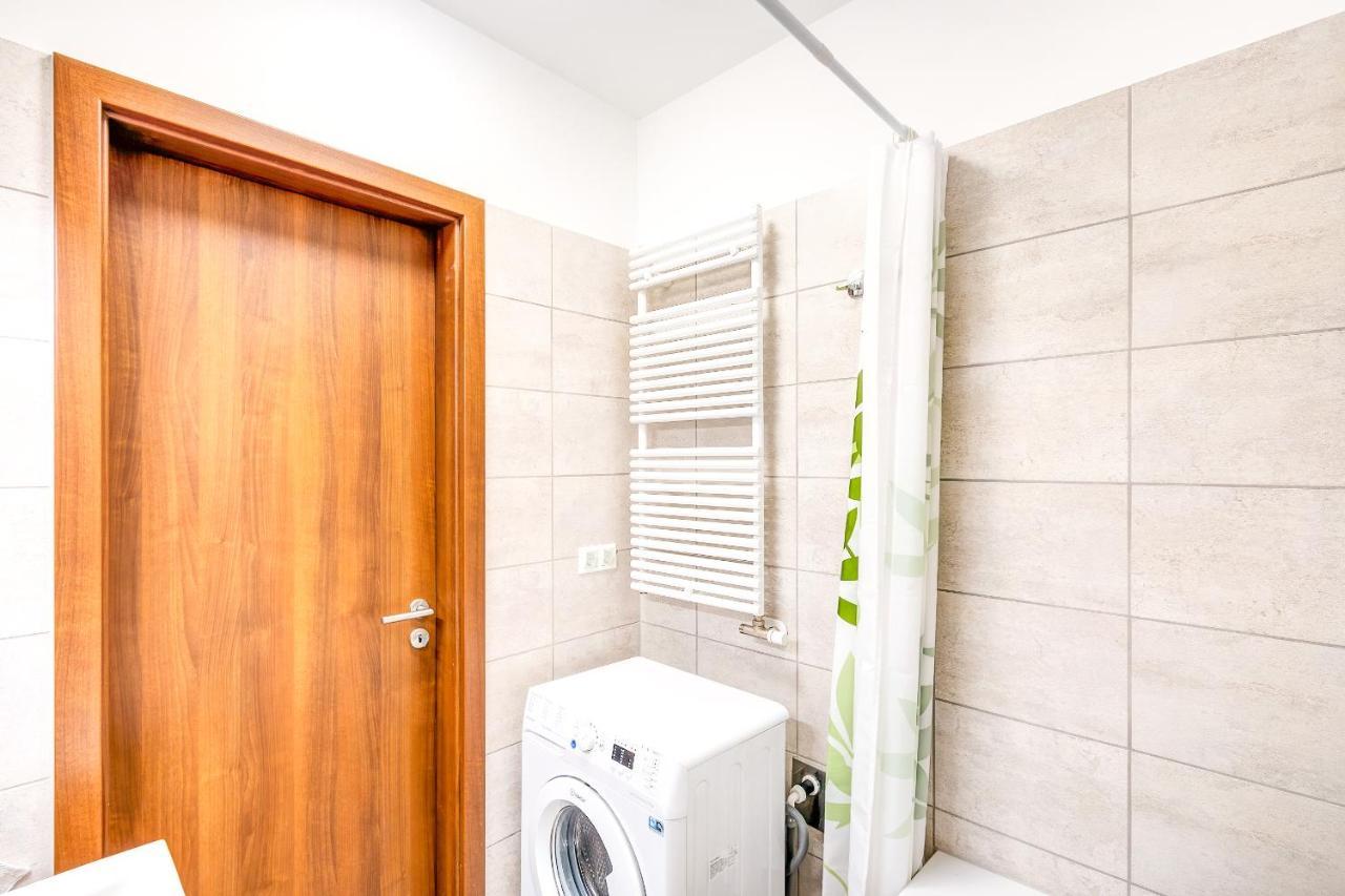 Modern Apartment With Free Garage And Balcony In The Downtown Boedapest Buitenkant foto