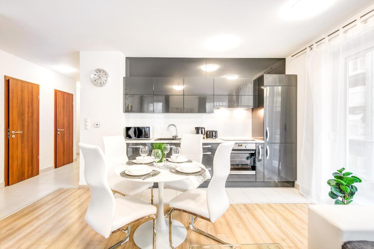 Modern Apartment With Free Garage And Balcony In The Downtown Boedapest Buitenkant foto