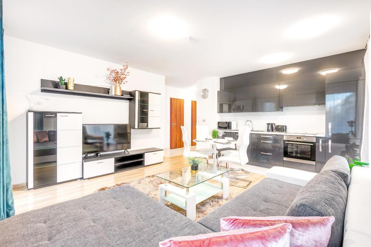 Modern Apartment With Free Garage And Balcony In The Downtown Boedapest Buitenkant foto